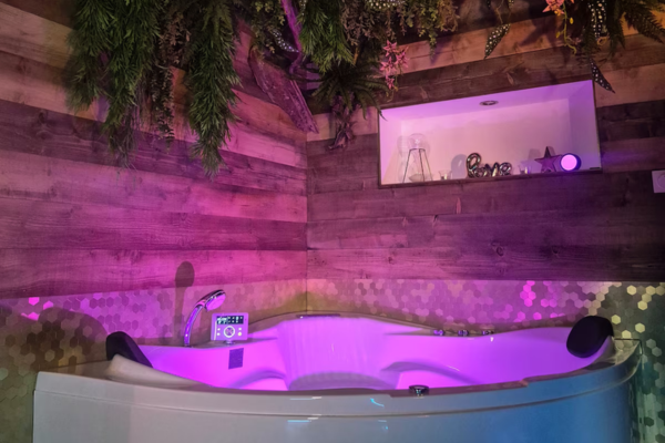 Cyndie Orfano - Love Room avec Balnéo Jacuzzi - la clé dorée conciergerie